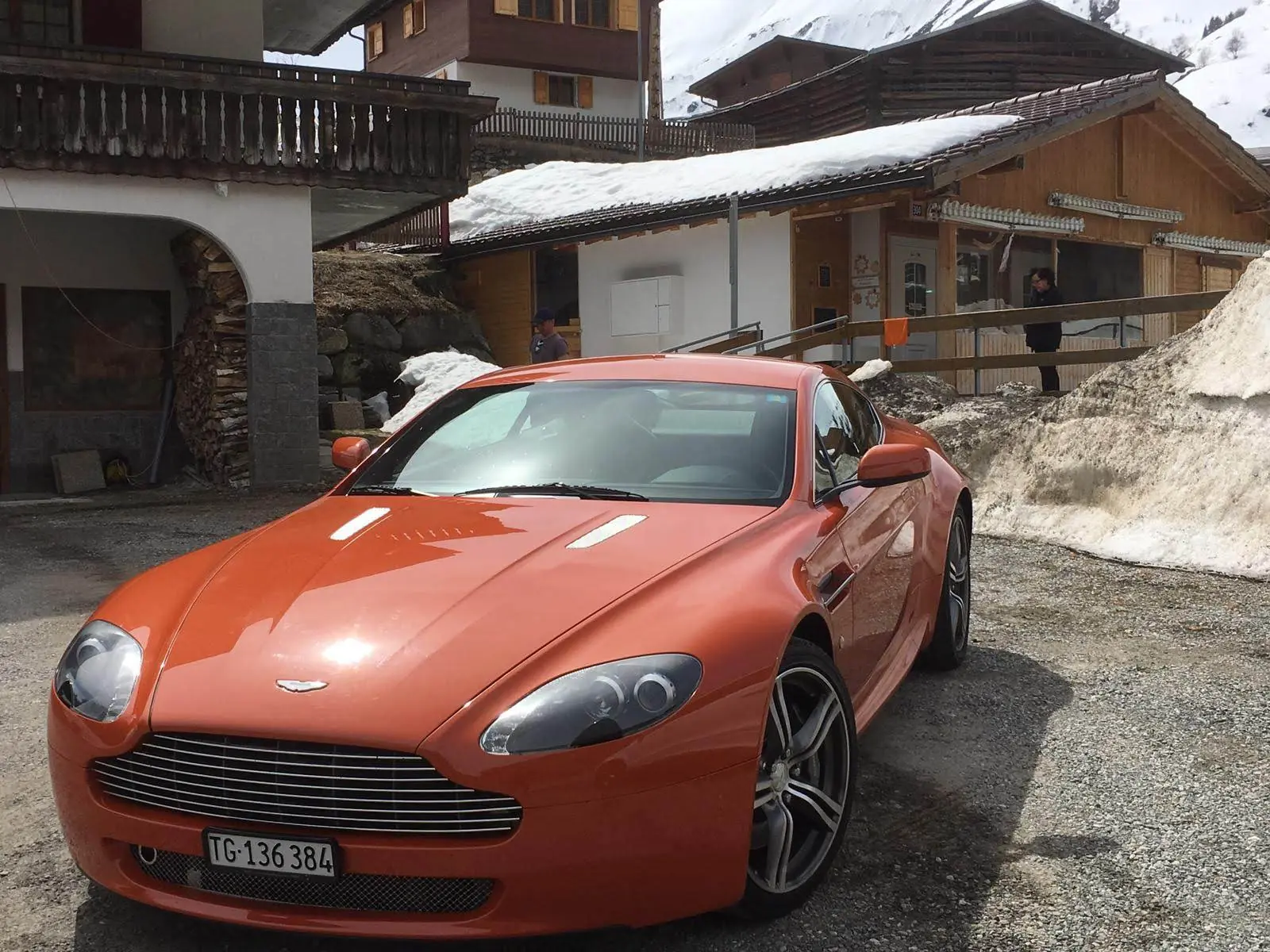 Aston Martin V8 Vantage N400 — Sportive British authentique, 405 ch et boîte manuelle — vista esterna