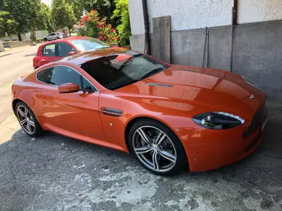 Aston Martin V8 Vantage N400 — Sportive British authentique, 405 ch et boîte manuelle — fianco