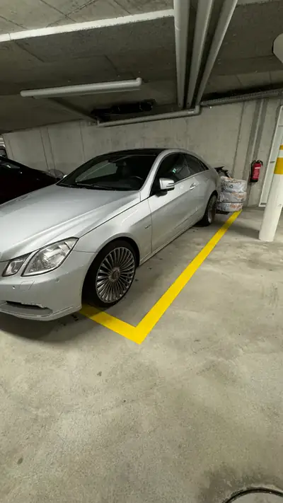 Mercedes-Benz E 350 Coupé — Élégance sportive et puissance maîtrisée — Heckansicht