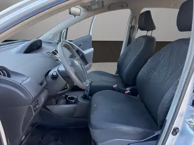 Toyota Yaris 1.0 Style 2009 — Citadine fiable, sans accident, climatisée — Miniature 9