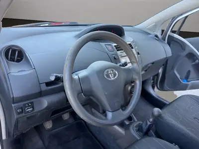 Toyota Yaris 1.0 Style 2009 — Citadine fiable, sans accident, climatisée — Miniature 10