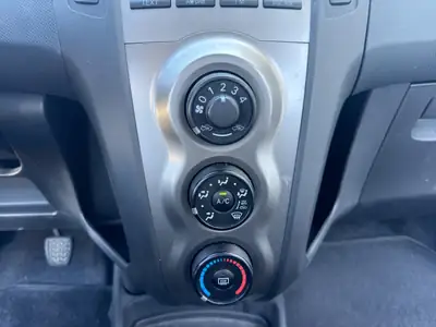 Toyota Yaris 1.0 Style 2009 — Citadine fiable, sans accident, climatisée — Miniature 15