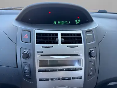 Toyota Yaris 1.0 Style 2009 — Citadine fiable, sans accident, climatisée — Miniature 16