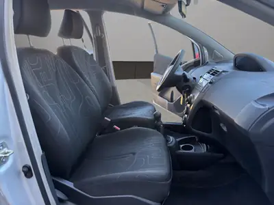 Toyota Yaris 1.0 Style 2009 — Citadine fiable, sans accident, climatisée — Miniature 17