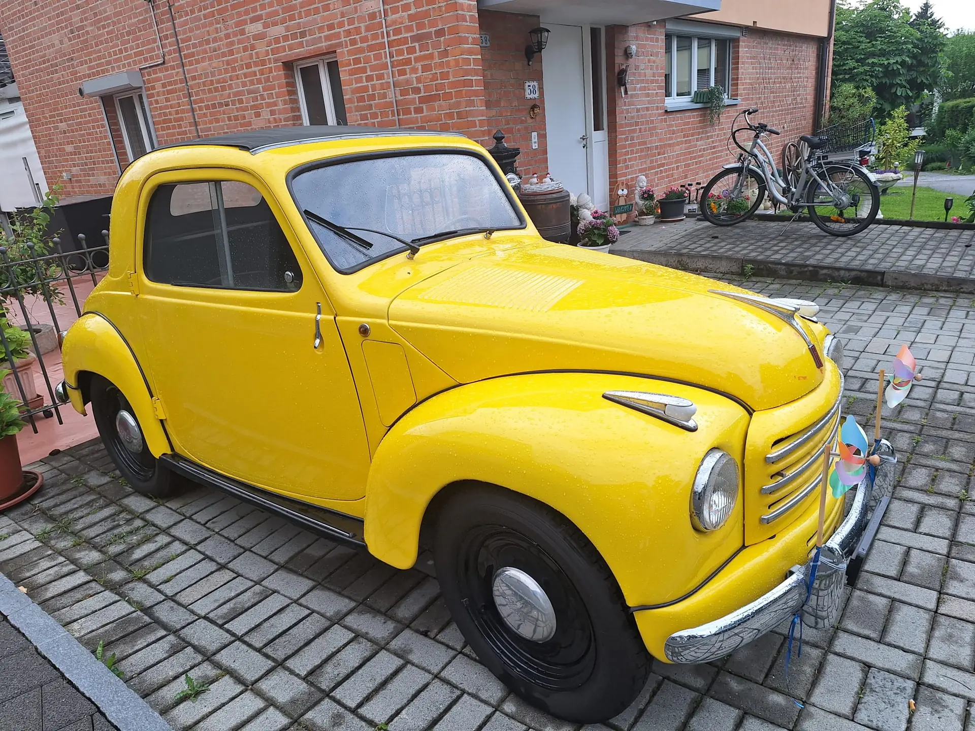 Fiat Topolino 500 C 1952 — Cabriolet jaune, icône italienne authentique — vue extérieure