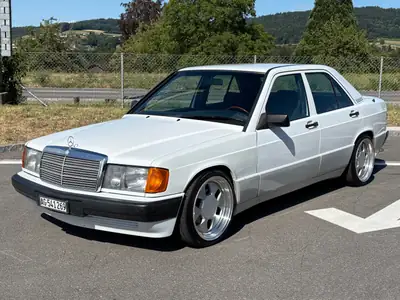 Mercedes-Benz 190 E 2.3 — Berline de prestige 1991, sans accident — Heckansicht