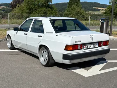 Mercedes-Benz 190 E 2.3 — Berline de prestige 1991, sans accident — Innenraum