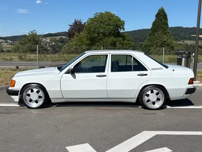 Mercedes-Benz 190 E 2.3 — Berline de prestige 1991, sans accident — Miniatur 7