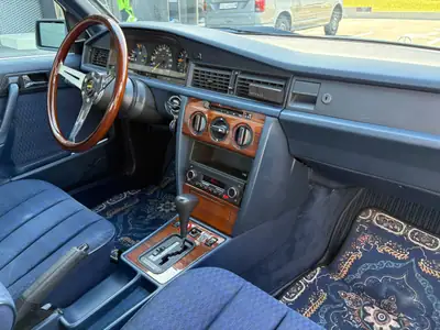 Mercedes-Benz 190 E 2.3 — Berline de prestige 1991, sans accident — Miniatur 9