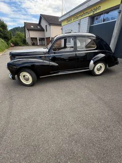 Peugeot 203 — Icône automobile française de 1950, élégance rétro authentique — Seitenansicht