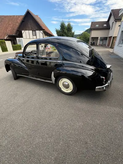 Peugeot 203 — Icône automobile française de 1950, élégance rétro authentique — Heckansicht