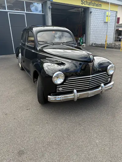 Peugeot 203 — Icône automobile française de 1950, élégance rétro authentique — Außenansicht
