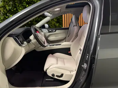 Volvo XC60 2.0 T8 TE Ultra Dark eAWD — Hybride rechargeable premium, 20 km seulement — Miniature 8