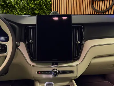 Volvo XC60 2.0 T8 TE Ultra Dark eAWD — Hybride rechargeable premium, 20 km seulement — Miniature 13