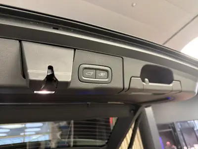 Volvo XC60 2.0 T8 TE Ultra Dark eAWD — Hybride rechargeable premium, 20 km seulement — Miniature 18