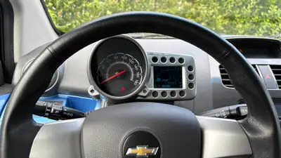 Chevrolet Spark 1.2 16V LS — Citadine économique, clim et Bluetooth intégrés — interni