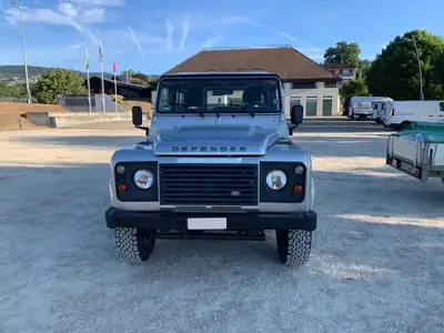 Land Rover Defender 90 TD4 67-Year Limited Edition — L'icône britannique, motorisation diesel robuste — Seitenansicht