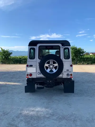 Land Rover Defender 90 TD4 67-Year Limited Edition — L'icône britannique, motorisation diesel robuste — Heckansicht