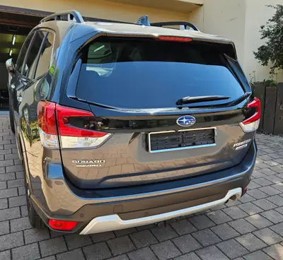 Subaru Forester 2.0i e-Boxer Luxury — SUV hybride mild, 93000 km, design intemporel — fianco