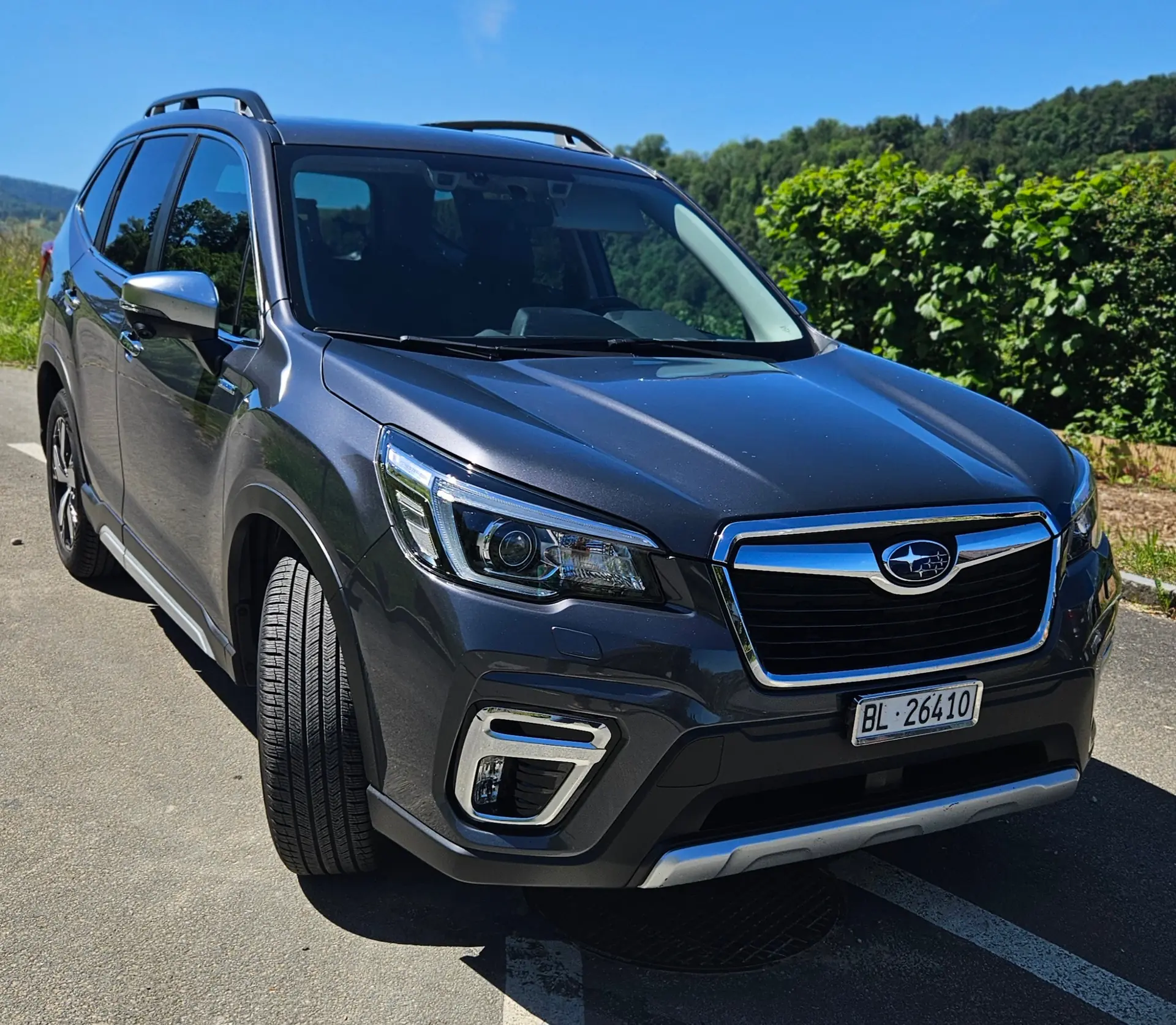 Subaru Forester 2.0i e-Boxer Luxury — SUV hybride mild, 93000 km, design intemporel — vista esterna