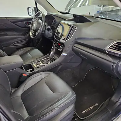 Subaru Forester 2.0i e-Boxer Luxury — SUV hybride mild, 93000 km, design intemporel — vista posteriore