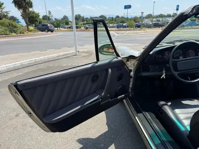 Porsche 911 3.6 Carrera 4 Cabriolet — Roadster mythique des années 90, propulsion intégrale — Miniature 15