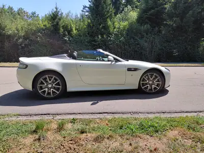 Aston Martin V8 Vantage S Roadster — Cabriolet de prestige 436 ch, 34'000 km — vista posteriore
