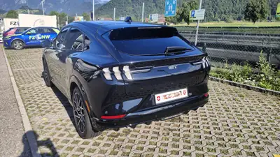 Ford Mustang Mach-E GT AWD — SUV électrique 601 PS, performance et autonomie — côté