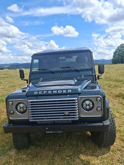 Land Rover Defender 90 2.2 TD4 — Le 4×4 de légende, robustesse et polyvalence garanties — côté