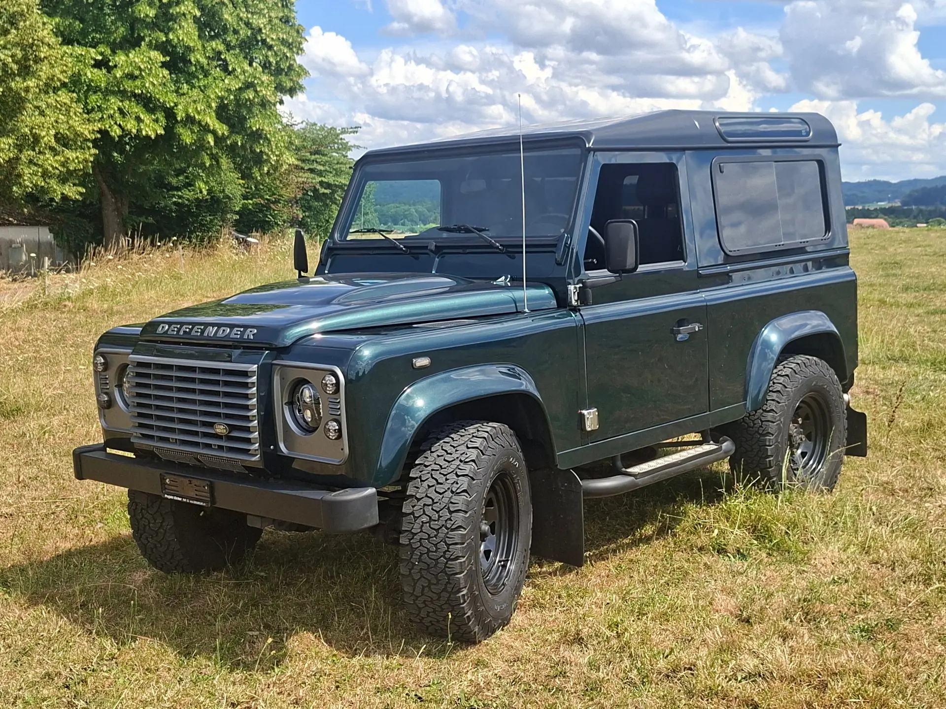 Land Rover Defender 90 2.2 TD4 — Le 4×4 de légende, robustesse et polyvalence garanties — vue extérieure