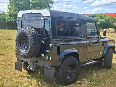 Land Rover Defender 90 2.2 TD4 — Le 4×4 de légende, robustesse et polyvalence garanties — tableau de bord