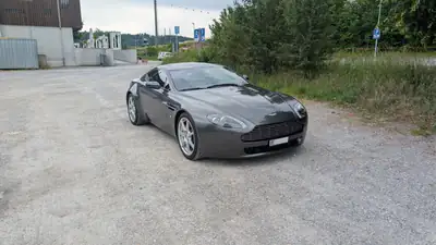 Aston Martin V8 Vantage 4.3 — Coupé sportif légendaire, boîte manuelle authentique — Außenansicht