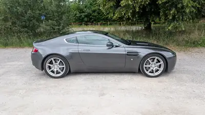 Aston Martin V8 Vantage 4.3 — Coupé sportif légendaire, boîte manuelle authentique — Seitenansicht