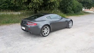 Aston Martin V8 Vantage 4.3 — Coupé sportif légendaire, boîte manuelle authentique — Heckansicht