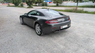 Aston Martin V8 Vantage 4.3 — Coupé sportif légendaire, boîte manuelle authentique — Armaturenbrett