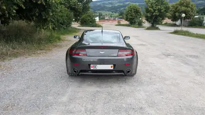 Aston Martin V8 Vantage 4.3 — Coupé sportif légendaire, boîte manuelle authentique — Innenraum