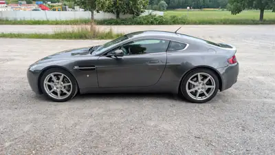 Aston Martin V8 Vantage 4.3 — Coupé sportif légendaire, boîte manuelle authentique — Detail