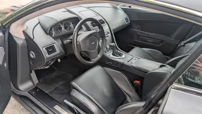 Aston Martin V8 Vantage 4.3 — Coupé sportif légendaire, boîte manuelle authentique — Miniatur 8