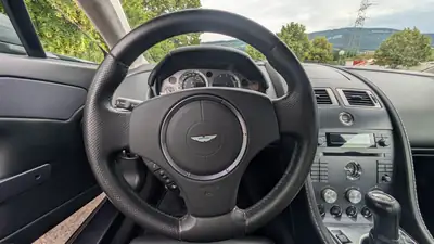 Aston Martin V8 Vantage 4.3 — Coupé sportif légendaire, boîte manuelle authentique — Miniatur 9