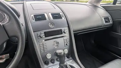 Aston Martin V8 Vantage 4.3 — Coupé sportif légendaire, boîte manuelle authentique — Miniatur 11