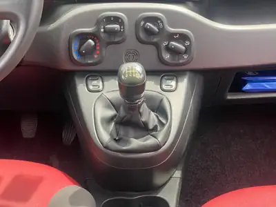 Fiat Panda 0.9 TwinAir Turbo 4x4 — Citadine polyvalente, rouge métallisé, très économique — Miniatur 18