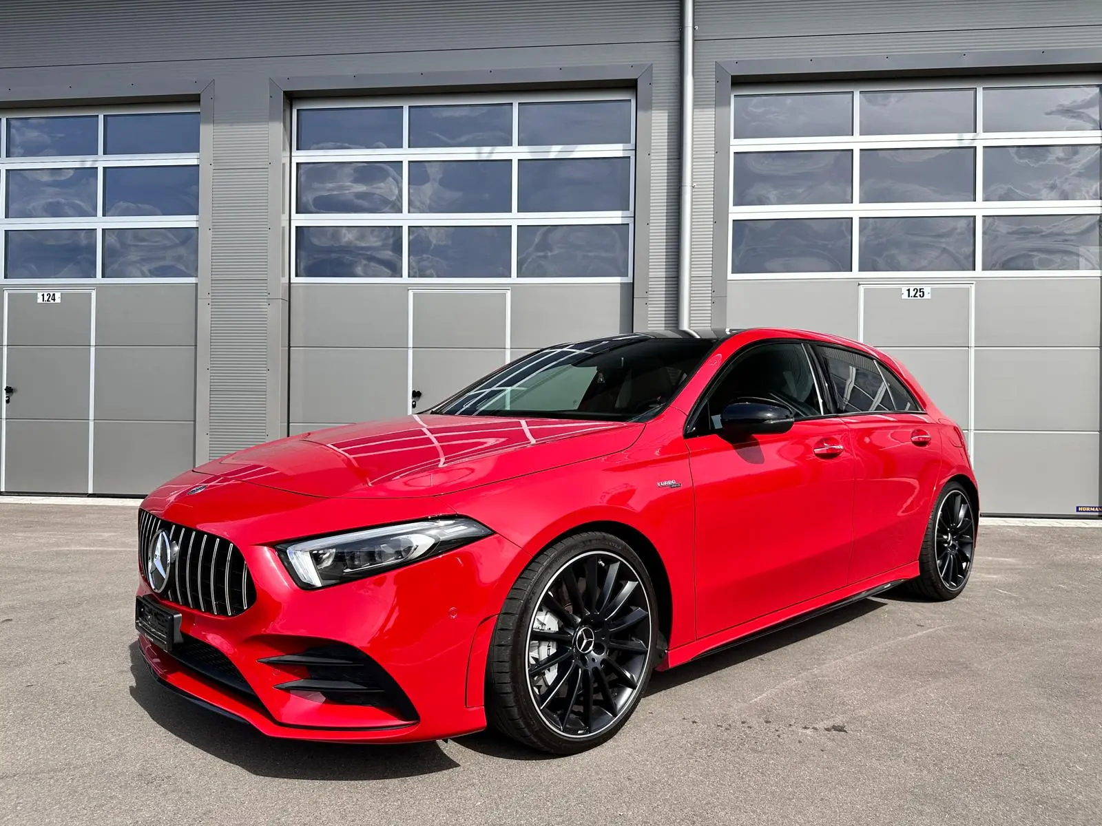 Mercedes-AMG A 35 4MATIC — Compacte haute performance, 306 ch et seulement 40 000 km — vista esterna