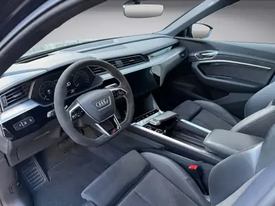Audi e-tron 55 Sportback S Line — SUV électrique premium, 408 ch, design black intégral — Miniature 10