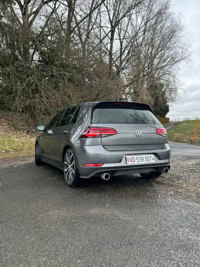 VW Golf 2.0 TSI GTI Performance DSG — Sportive dynamique, 245 ch et boîte auto — fianco