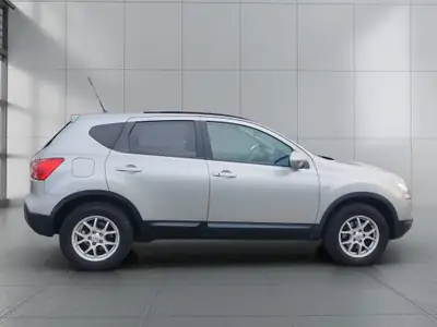 Nissan Qashqai 2.0 4WD Tekna — SUV polyvalent avec transmission CVT automatique — intérieur