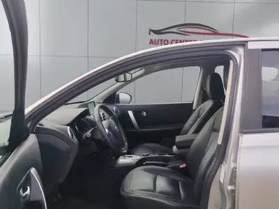 Nissan Qashqai 2.0 4WD Tekna — SUV polyvalent avec transmission CVT automatique — Miniature 8