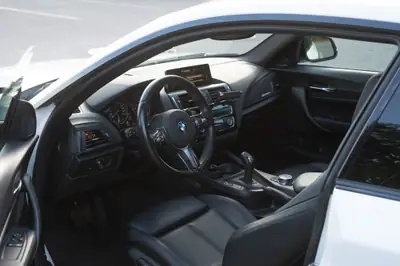 BMW M235i xDrive — Coupé sportif 326 ch, transmission intégrale, faible kilométrage — tableau de bord