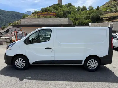 Renault Trafic 2.0 dCi 145 — Utilitaire fiable, peu kilométré, crochet d'attelage inclus — fianco