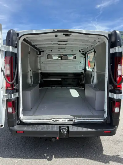 Renault Trafic 2.0 dCi 145 — Utilitaire fiable, peu kilométré, crochet d'attelage inclus — Miniatura 10