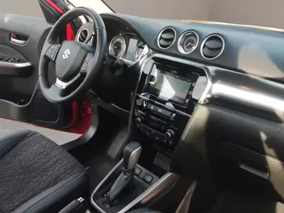 Suzuki Vitara 1.4 T Piz Sulai Top Hybrid 4x4 — SUV polyvalent, technologie MHEV, 31'000 km seulement — Miniature 9